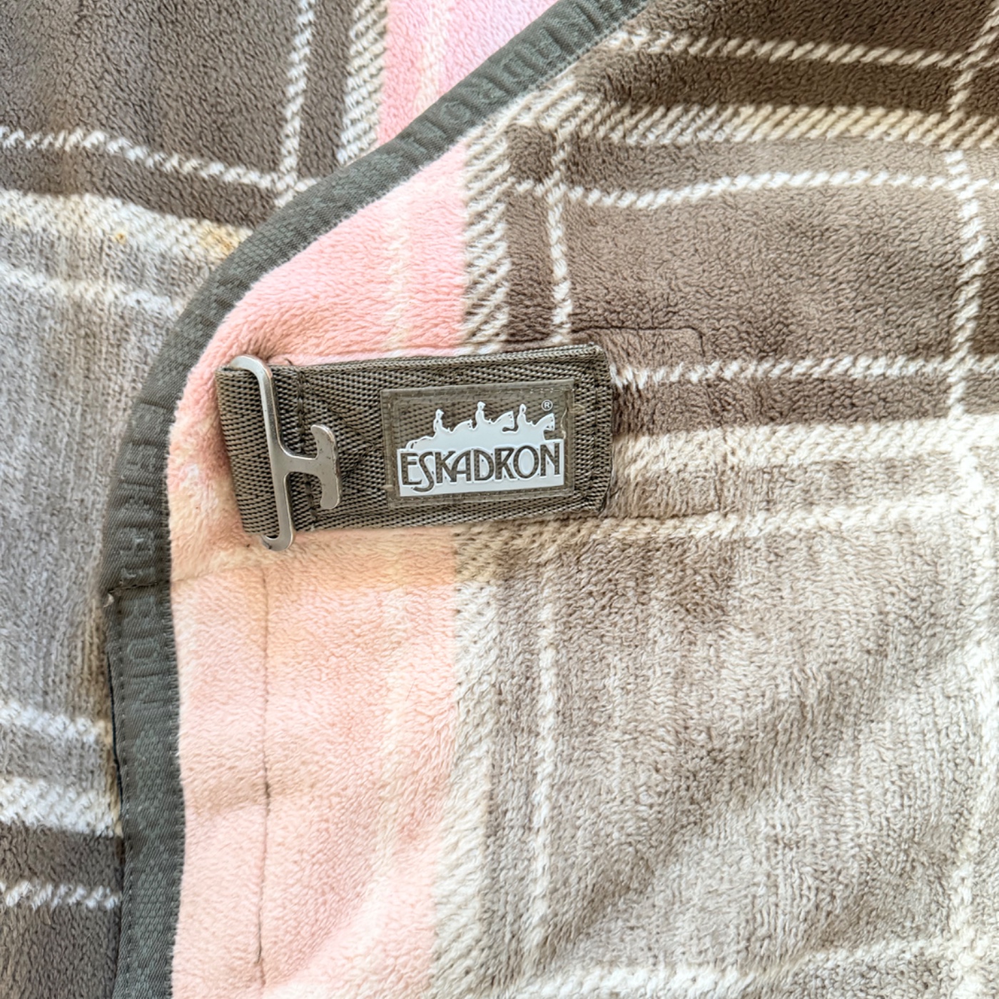 Fleece tæppe fra Eskadron